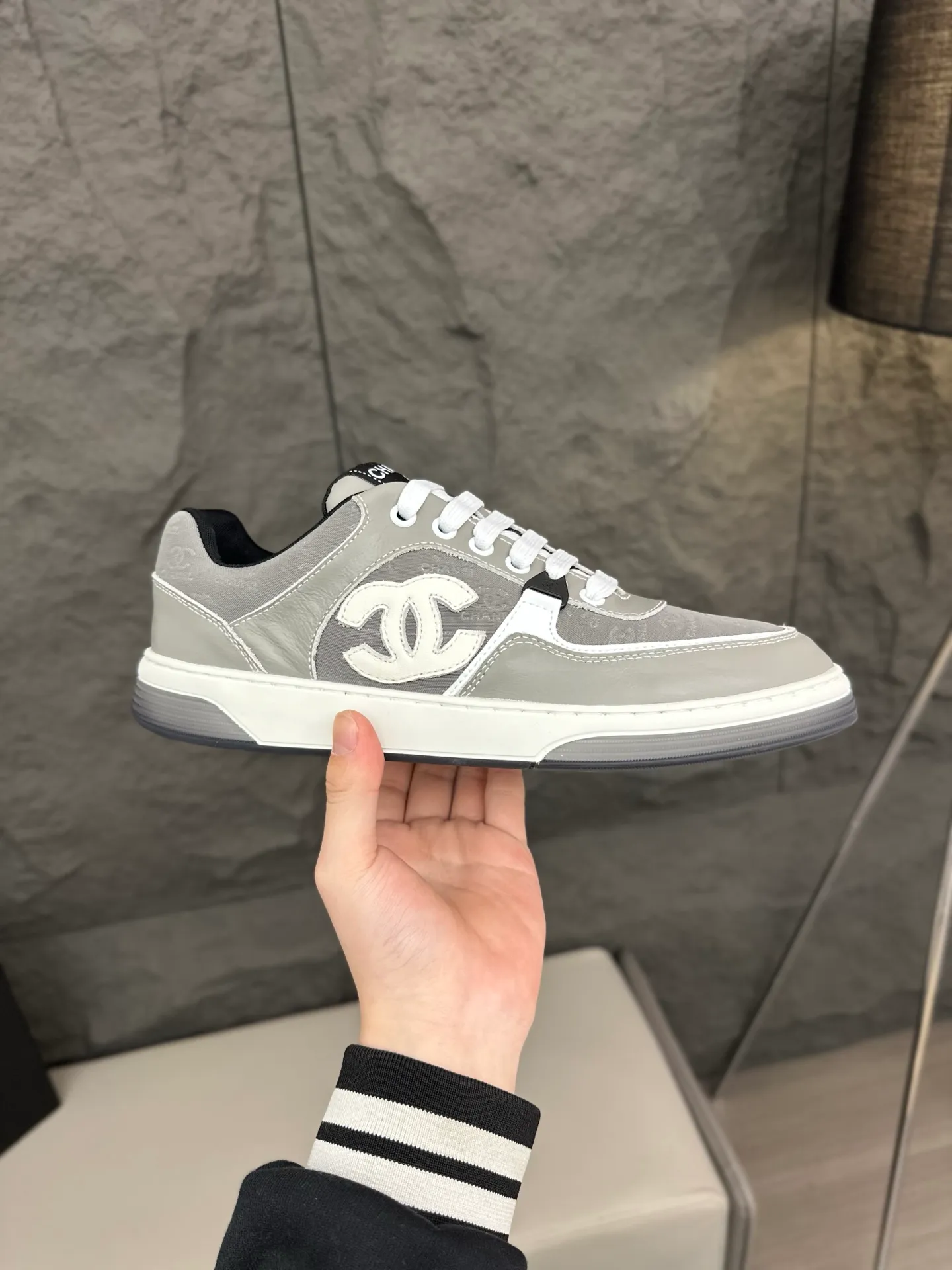 💰740 Chanel, 2024 spring new style / ♞size; 38~45 (38 45 customized) Men's Chanel sneakers, January's style premium is super serious, basically you can't buy it. The counter sister received this color and it happened to be in my men's size. I really didn't like it at first, but after I put it on, I found it to be very versatile. The same design of the diamond surface of the classic CF flap bag is very recognizable, and the double C The logo is not too high-profile. I love it. I recommend this one and you must try it on. You can’t tell how handsome it is by looking at the pictures.